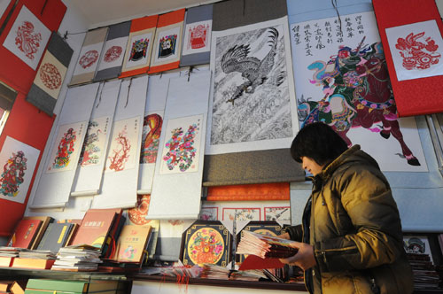 2月17日,在河北省蔚縣,一家剪紙工作室的員工正在忙碌。新華社記者 鞏志宏 攝