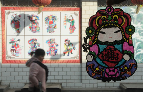 2月17日,河北省蔚縣,行人從“剪紙第一街”走過。蔚縣剪紙是全國唯一一種以陰刻為主、陽刻為輔的點(diǎn)彩剪紙,是國家級(jí)非物質(zhì)文化遺產(chǎn)。近年來,蔚縣積極推動(dòng)剪紙產(chǎn)業(yè)化發(fā)展,統(tǒng)一注冊“蔚縣剪紙”品牌,制定行業(yè)規(guī)范,改變過去無序競爭的局面,形成集創(chuàng)意創(chuàng)作、加工剪刻、宣傳推介、市場直銷和網(wǎng)上銷售為一體的運(yùn)作模式。目前,蔚縣有96個(gè)剪紙專業(yè)村,年生產(chǎn)剪紙500多萬套,暢銷100多個(gè)國家和地區(qū),年產(chǎn)值達(dá)2.4億多元。新華社記者 鞏志宏 攝