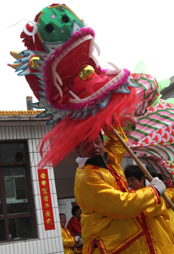 2月17日,許村小伙子于亂奎和同伴一起在農(nóng)家小院中舞龍。新華社記者 汪永基 攝