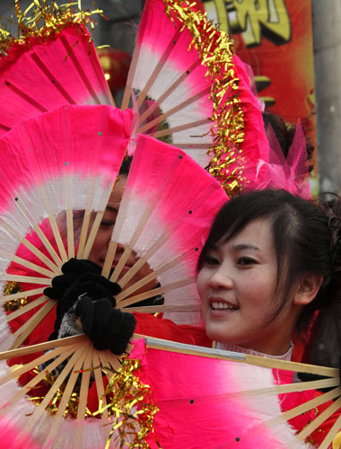 2月17日,許村姑娘在元宵節(jié)晚會(huì)上跳彩扇舞。新華社記者 汪永基 攝
