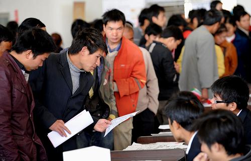 2月18日,一些求職者在昆明市南壩人力資源市場(chǎng)內(nèi)查看招聘信息。新華社記者 藺以光 攝