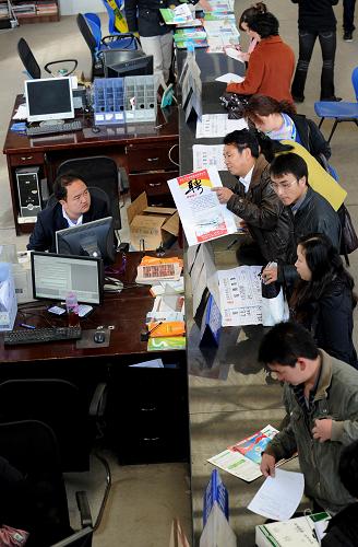 2月18日,一些招工者在昆明市南壩人力資源市場(chǎng)內(nèi)了解崗位供應(yīng)信息。新華社記者 藺以光 攝