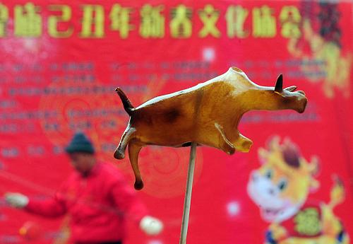 一個(gè)以牛為造型的傳統(tǒng)糖制品在廟會(huì)上十分惹眼(1月30日攝)。春節(jié)期間,在鄭州市城隍廟舉辦的新春文化廟會(huì)上,以“牛”為造型的傳統(tǒng)吉祥物、飾品抬眼可見。這些造型夸張、憨態(tài)可掬的小小“福牛”成為廟會(huì)上一道獨(dú)特的風(fēng)景。新華社記者 王頌 攝