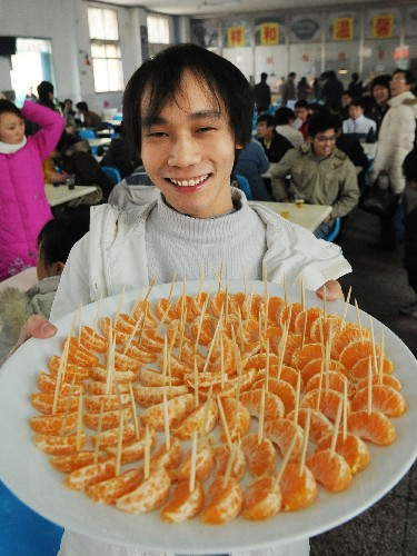 2月6日,貴州師范大學留校學生武威為同學們分水果。 因天氣、交通等原因,貴州省各高校都不同程度地滯留了部分學生,為了讓滯留學子們過一個溫馨、祥和的春節(jié),有關部門撥出30多萬元???,為學生提供免費新年大餐。貴州師范大學還以平均每人每天30元的標準,從2月2日至7日為全校430名滯留學生提供免費新年大餐。 新華社記者楊俊江攝