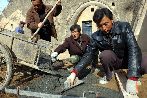環(huán)縣曲子鎮(zhèn)農(nóng)民在自家院子里修建雨水集流場(11月21日攝)。 甘肅省環(huán)縣大部分位于干旱山區(qū),干旱缺水一直是困擾群眾生活和經(jīng)濟發(fā)展的難題。從2006年開始,環(huán)縣在北部15個鄉(xiāng)鎮(zhèn)建起雨水集流場24050處,水窖26088眼,利用雨水集流的方式,解決當(dāng)?shù)厝罕婏嬎畣栴}。