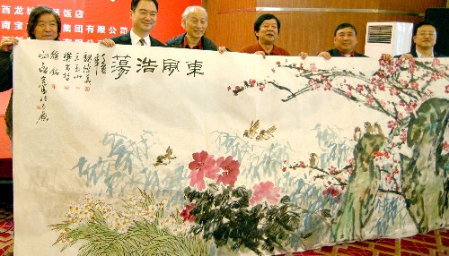 11月25日,畫家在書畫藝術(shù)節(jié)上展示現(xiàn)場創(chuàng)作的作品。“中國山西首屆書畫藝術(shù)節(jié)暨革命老區(qū)寫生創(chuàng)作活動(dòng)”11月24日在山西太原拉開帷幕?;顒?dòng)期間畫家們將赴呂梁山區(qū)和太行山區(qū)寫生創(chuàng)作,用手中的畫筆展現(xiàn)山川秀美的新山西形象。