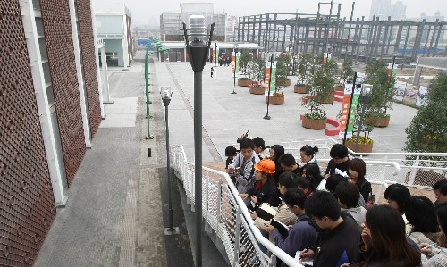 11月26日,媒體和相關(guān)人員在上海世博會(huì)試點(diǎn)組團(tuán)首期觀摩區(qū)參觀。當(dāng)天,2010年上海世博會(huì)園區(qū)試點(diǎn)組團(tuán)首期觀摩區(qū)正式亮相。它包含聯(lián)合館、租賃館、高架步道、服務(wù)設(shè)施建筑單體及廣場(chǎng)等建設(shè)內(nèi)容。