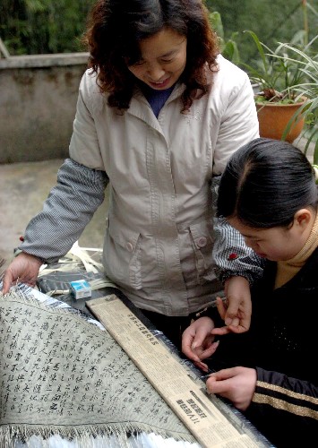 在貴州赤水大同鎮(zhèn),竹編藝人陳文蘭(左)教授徒弟制作竹編工藝品(12月1日攝)。近年來,貴州省赤水市因地制宜,以竹業(yè)強(qiáng)市,大力培育竹子種植和加工業(yè)。目前,赤水市竹林面積達(dá)110萬畝,全市農(nóng)民人均年收入的近50%來自竹子種植、粗加工及竹工藝品,遍山翠竹成為赤水農(nóng)民實(shí)現(xiàn)脫貧致富、持續(xù)增收的寶藏。新華社記者 谷欣容 攝