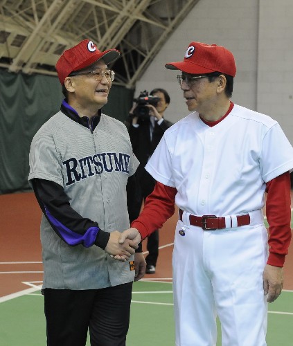 12月29日,中國國務院總理溫家寶和正在訪華的日本首相福田康夫在北京釣魚臺國賓館打棒球。 新華社記者 李學仁 攝