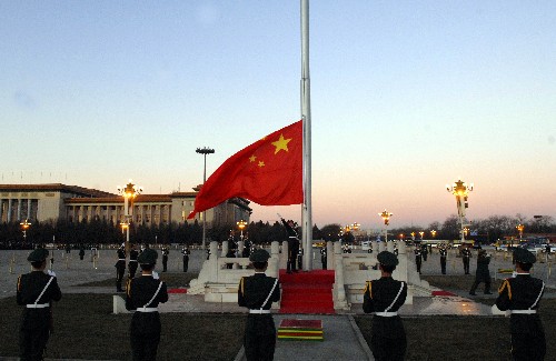 1月1日清晨,北京天安門廣場(chǎng)舉行隆重的升國(guó)旗儀式。來(lái)自全國(guó)各地的群眾觀看升旗儀式,迎接2008年的到來(lái)。 新華社記者 唐召明 攝