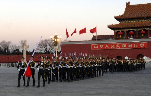 1月1日清晨,北京天安門廣場(chǎng)舉行隆重的升國(guó)旗儀式。來(lái)自全國(guó)各地的群眾觀看升旗儀式,迎接2008年的到來(lái)。 新華社記者 唐召明 攝