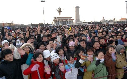 1月1日清晨,北京天安門廣場(chǎng)舉行隆重的升國(guó)旗儀式。來(lái)自全國(guó)各地的群眾觀看升旗儀式,迎接2008年的到來(lái)。 新華社記者 唐召明 攝