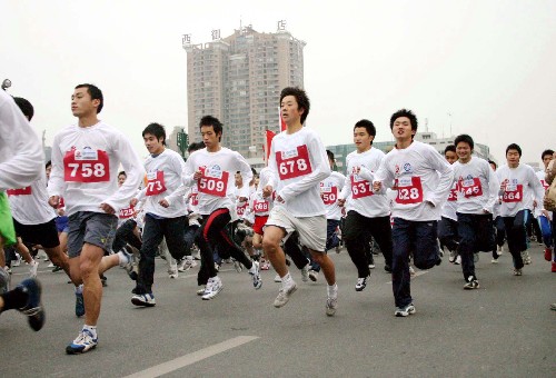 1月1日,參賽選手從成都的天府廣場(chǎng)跑過(guò)。當(dāng)日,成都舉行全民健身跑暨第39屆元旦越野賽活動(dòng),近萬(wàn)人參與了健身跑和競(jìng)速跑。成都元旦越野賽從1956年開(kāi)始,至今已舉辦了38屆。新華社記者 劉海 攝