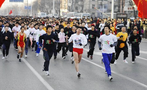 1月1日,長(zhǎng)跑愛(ài)好者在比賽中。當(dāng)日,河北省石家莊市舉行了2008年元旦萬(wàn)人健身長(zhǎng)跑比賽,來(lái)自各行各業(yè)的萬(wàn)余人參加了角逐。 新華社記者 楊世堯 攝