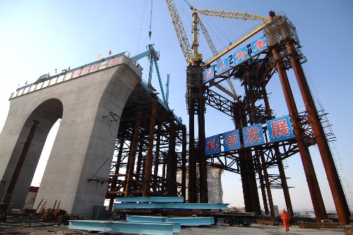 這是正在施工建設(shè)中的南京大勝關(guān)長(zhǎng)江大橋9號(hào)墩(1月2日攝)。 京滬高速鐵路控制性工程――南京大勝關(guān)長(zhǎng)江大橋工程經(jīng)過(guò)建設(shè)部門一年半的施工建設(shè),目前工程量已完成過(guò)半,累計(jì)完成投資達(dá)21億元。南京大勝關(guān)長(zhǎng)江大橋工程全長(zhǎng)9.273公里,主橋按六線設(shè)計(jì),預(yù)計(jì)2009年10月完工。 新華社記者 韓瑜慶 攝