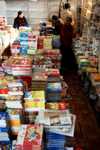 這是1月3日拍攝的被查獲的盜版書(shū)批售窩點(diǎn)。當(dāng)日,安徽省合肥市新聞出版、公安、文化等部門(mén)聯(lián)合行動(dòng),在合肥市一居民區(qū)內(nèi)查獲4個(gè)非法出版物批售窩點(diǎn),查封各種盜版圖書(shū)20余萬(wàn)冊(cè)。 新華社發(fā)(劉兵生 攝)