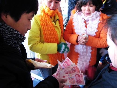 1月4日,一名領(lǐng)到工資的農(nóng)民工取出一部分錢準(zhǔn)備置辦年貨。當(dāng)日,杭州市余杭區(qū)法院將一筆30多萬元的執(zhí)行款發(fā)放到117名農(nóng)民工手中。由兩名外國(guó)商人出資籌建的杭州一家香水公司2007年決定停產(chǎn)歇業(yè),但未向農(nóng)民工支付部分工資和提前解除勞動(dòng)合同的經(jīng)濟(jì)補(bǔ)償金。在余杭區(qū)法院執(zhí)行局的果斷措施下,香水公司將執(zhí)行款交到法院。 新華社記者 黃深鋼 攝