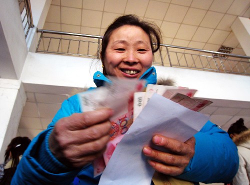 1月4日,一名來自安徽的農(nóng)民工領(lǐng)到了被拖欠的工資。 當(dāng)日,杭州市余杭區(qū)法院將一筆30多萬元的執(zhí)行款發(fā)放到117名農(nóng)民工手中。由兩名外國(guó)商人出資籌建的杭州一家香水公司2007年決定停產(chǎn)歇業(yè),但未向農(nóng)民工支付部分工資和提前解除勞動(dòng)合同的經(jīng)濟(jì)補(bǔ)償金。在余杭區(qū)法院執(zhí)行局的果斷措施下,香水公司將執(zhí)行款交到法院。 新華社記者 黃深鋼 攝