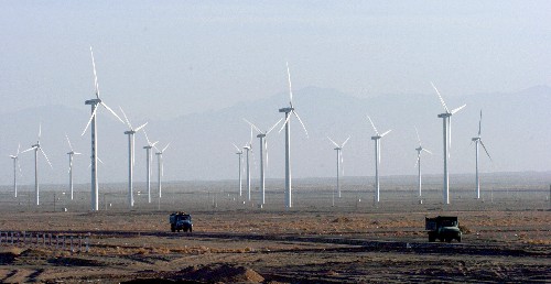 1月3日,兩輛汽車從甘肅酒泉市境內(nèi)的一處風(fēng)電場經(jīng)過。 甘肅省酒泉市近期將啟動千萬千瓦級風(fēng)電基地建設(shè)項目,這是甘肅省利用河西走廊豐富的風(fēng)能資源打造“風(fēng)電走廊”的一個重點工程。甘肅是我國風(fēng)能資源豐富的地區(qū)之一。按照規(guī)劃,酒泉風(fēng)電基地建設(shè)選擇了風(fēng)電建設(shè)條件相對較好的8個風(fēng)電場,規(guī)劃總裝機(jī)容量3565萬千瓦。 新華社記者 韓傳號 攝