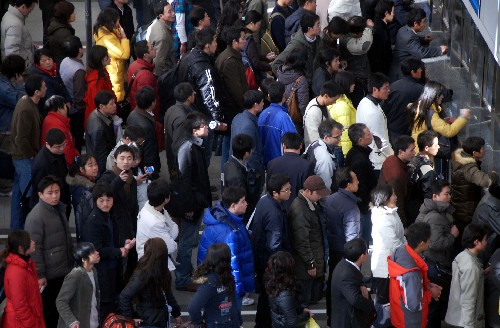 1月4日,旅客在鐵路上海站售票大廳排隊(duì)購(gòu)買車票。 春運(yùn)臨近,為遏制票販倒賣車票,自1月4日起,旅客在鐵路上海站、上海南站各售票處及各客票代售點(diǎn)購(gòu)買車票時(shí),每人每次限購(gòu)5張。2008年春運(yùn)將于1月23日正式啟動(dòng)。 新華社發(fā)