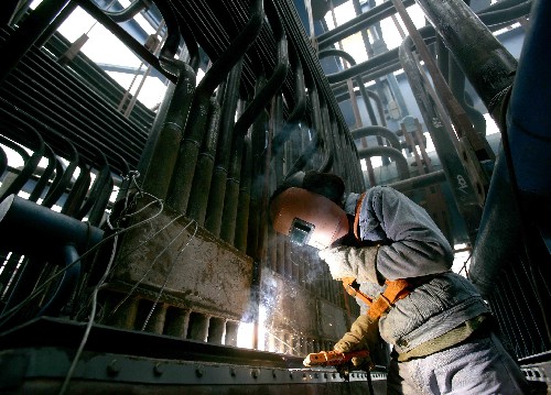 1月12日,工人正在建設(shè)電廠。山西省陽(yáng)泉市落實(shí)循環(huán)經(jīng)濟(jì)發(fā)展戰(zhàn)略,利用煤礦生產(chǎn)出的大量劣質(zhì)煤、煤矸石進(jìn)行發(fā)電,盡可能實(shí)現(xiàn)資源高循環(huán)利用。目前,一座年發(fā)電總量15億度的煤矸石電廠正在建設(shè)中,計(jì)劃將在2008年8月并網(wǎng)發(fā)電。電廠建成后年消耗煤矸石80多萬(wàn)噸,發(fā)電后產(chǎn)生的爐渣細(xì)灰等將作為水泥廠、磚廠原料綜合利用。新華社記者 陳建力 攝