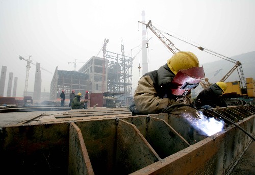 1月12日,工人正在建設(shè)電廠。山西省陽(yáng)泉市落實(shí)循環(huán)經(jīng)濟(jì)發(fā)展戰(zhàn)略,利用煤礦生產(chǎn)出的大量劣質(zhì)煤、煤矸石進(jìn)行發(fā)電,盡可能實(shí)現(xiàn)資源高循環(huán)利用。目前,一座年發(fā)電總量15億度的煤矸石電廠正在建設(shè)中,計(jì)劃將在2008年8月并網(wǎng)發(fā)電。電廠建成后年消耗煤矸石80多萬(wàn)噸,發(fā)電后產(chǎn)生的爐渣細(xì)灰等將作為水泥廠、磚廠原料綜合利用。新華社記者 陳建力 攝