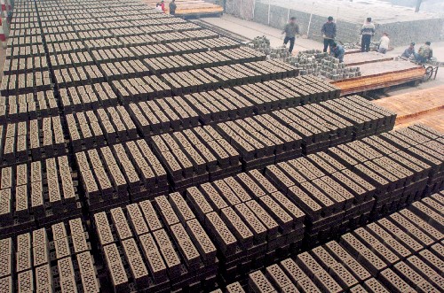 這是等待燒制的磚坯(1月12日攝)。山西省陽(yáng)泉市南煤集團(tuán)投資2.4億元建成年產(chǎn)2.6億塊煤矸石免燒磚廠,以煤炭工業(yè)廢料煤矸石為主要原料,無(wú)需燃料,利用煤矸石自燃燒制成磚,每年可消耗煤矸石30余萬(wàn)噸。不僅減少了污染,還有效利用了資源。近年來(lái),煤炭大省山西積極發(fā)展以“資源――產(chǎn)品――廢棄物――再生資源”為特征的循環(huán)經(jīng)濟(jì),使傳統(tǒng)煤炭生產(chǎn)模式下的廢棄物實(shí)現(xiàn)了較高的利用價(jià)值,帶來(lái)了良好的經(jīng)濟(jì)效益和社會(huì)效益。新華社記者 燕雁 攝