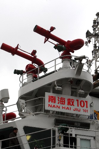 1月15日拍攝的“南海救101”輪上的滅火裝置。當(dāng)日,被稱為“中國(guó)海上第一救”的中國(guó)最大型海洋救助船“南海救101”輪首次駛抵上海外高橋碼頭。據(jù)了解,“南海救101”輪在上海停留補(bǔ)給后,將前往渤海灣水域執(zhí)行冬季海上救助任務(wù)。 新華社發(fā)