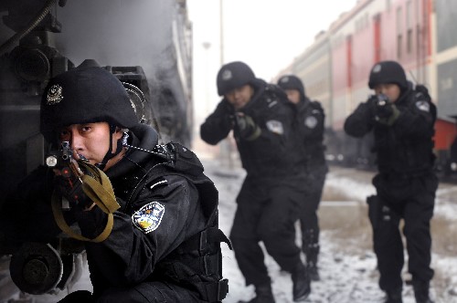 1月15日,鐵路特警突擊隊(duì)員在進(jìn)行突發(fā)事件處置演練。當(dāng)日,銀川鐵路公安處舉行鐵路突發(fā)事件應(yīng)急處置演練,配備新式反恐裝備的鐵路特警隊(duì)員們在近身格斗、輕武器射擊、人質(zhì)解救、排爆等課目中一顯身手。據(jù)了解,這個特警隊(duì)將在春運(yùn)期間擔(dān)負(fù)日常巡邏和跨區(qū)域突發(fā)事件處置任務(wù),對各種危害鐵路運(yùn)輸安全的嚴(yán)重暴力性犯罪和惡性對抗事件進(jìn)行嚴(yán)厲打擊和威懾,為即將到來的春運(yùn)保駕護(hù)航。 新華社記者 李紫恒 攝