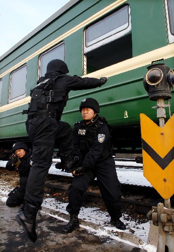 1月15日,鐵路特警突擊隊(duì)員在演練徒手登車。新華社記者 李紫恒 攝