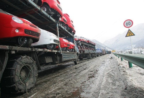 1月22日,在西漢高速公路,穿越秦嶺的車輛慢速行駛在結(jié)冰路段。 因大雪天氣而通行受阻的西漢高速公路于當(dāng)日恢復(fù)通車。由于秦嶺澇峪口至朱雀森林公園20多公里路段嚴(yán)重結(jié)冰,執(zhí)勤交警和路政人員要求司機(jī)在這一路段必須安裝防滑鏈,慢速通行,交警每20分鐘放行一批車輛,以保證西漢高速秦嶺路段暢通。 新華社發(fā)(袁景智 攝)