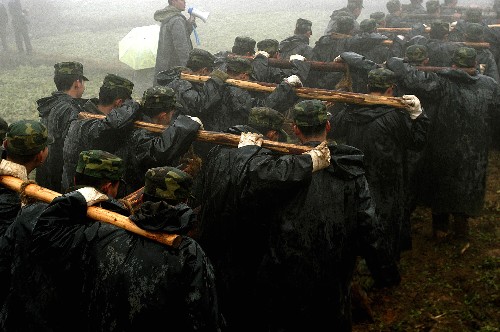 2月17日,解放軍官兵冒著雨雪將電線桿抬上山。當(dāng)日,成都軍區(qū)某部百名官兵在貴州省黔東南州三穗縣搶修遭受凝凍災(zāi)害的青穗輸電主干線。這條線路是三穗縣連接國(guó)家電網(wǎng)的主要通道。 新華社發(fā)(黃震 攝)