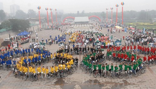 北京2008年奧運(yùn)會(huì)在人們熱切的期盼中一步步走近,不熄的奧運(yùn)圣火點(diǎn)燃了中國人民奔放四溢的激情,人們以各自不同的方式迎接奧運(yùn)會(huì)的到來:巨龍勁舞、千帆競渡、大地彩畫、沙雕群像、百人靜漂、眾人博弈、揮拳太極、輪滑競賽……一幅幅異彩紛呈的畫面,展示了悠久厚重的中華民族文化和中國人特有的聰明才智;一個(gè)個(gè)多姿多彩的場(chǎng)景,凝聚了無數(shù)中國人對(duì)奧運(yùn)的憧憬和熱情。 2007年6月2日,在北京舉行的“綠色出行迎奧運(yùn),每月少開一天車”的“騎行北京”活動(dòng)中,身著不同顏色服裝的首都千余名志愿者和他們的自行車一起組成奧運(yùn)五環(huán)圖案。 新華社發(fā)
