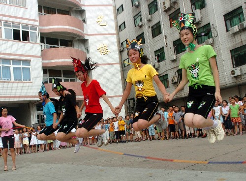 北京2008年奧運(yùn)會(huì)在人們熱切的期盼中一步步走近,不熄的奧運(yùn)圣火點(diǎn)燃了中國人民奔放四溢的激情,人們以各自不同的方式迎接奧運(yùn)會(huì)的到來:巨龍勁舞、千帆競渡、大地彩畫、沙雕群像、百人靜漂、眾人博弈、揮拳太極、輪滑競賽……一幅幅異彩紛呈的畫面,展示了悠久厚重的中華民族文化和中國人特有的聰明才智;一個(gè)個(gè)多姿多彩的場(chǎng)景,凝聚了無數(shù)中國人對(duì)奧運(yùn)的憧憬和熱情。 2007年8月7日,安徽合肥市紅星路小學(xué)的學(xué)生在展示師生們自創(chuàng)的“福娃迎奧運(yùn)”跳繩花樣,迎接北京奧運(yùn)會(huì)倒計(jì)時(shí)一周年。 新華社發(fā)