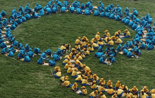 北京2008年奧運(yùn)會(huì)在人們熱切的期盼中一步步走近,不熄的奧運(yùn)圣火點(diǎn)燃了中國(guó)人民奔放四溢的激情,人們以各自不同的方式迎接奧運(yùn)會(huì)的到來:巨龍勁舞、千帆競(jìng)渡、大地彩畫、沙雕群像、百人靜漂、眾人博弈、揮拳太極、輪滑競(jìng)賽……一幅幅異彩紛呈的畫面,展示了悠久厚重的中華民族文化和中國(guó)人特有的聰明才智;一個(gè)個(gè)多姿多彩的場(chǎng)景,凝聚了無數(shù)中國(guó)人對(duì)奧運(yùn)的憧憬和熱情。 2007年8月8日,2008對(duì)青少年圍棋手在山西省晉城市體育場(chǎng)同時(shí)對(duì)弈,以表達(dá)對(duì)2008年北京奧運(yùn)會(huì)開幕的期盼和良好祝愿。 新華社發(fā)