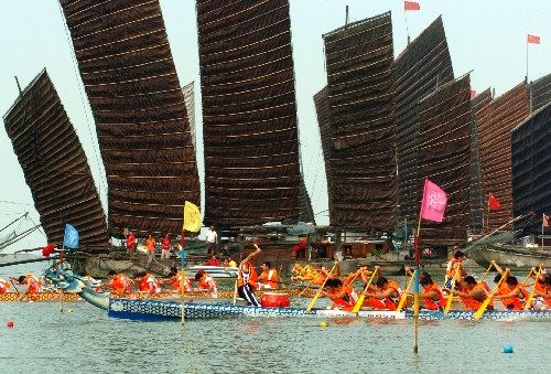 2007年8月18日,以“大湖揚(yáng)帆·與奧運(yùn)同行”為主題的2007年中國(guó)洪澤湖水上運(yùn)動(dòng)會(huì)暨中國(guó)水文化旅游節(jié)在江蘇省洪澤湖舉行,參賽選手和當(dāng)?shù)厝罕娺M(jìn)行傳統(tǒng)體育項(xiàng)目競(jìng)賽、歌舞表演等活動(dòng),喜迎2008年北京奧運(yùn)會(huì)。 新華社發(fā)