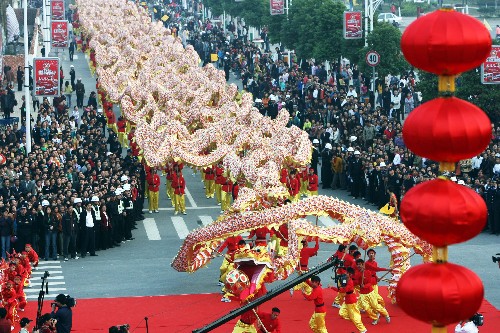 2007年10月26日,江蘇省太倉市雙鳳鎮(zhèn)舉行的迎奧運大型舞龍表演吸引了眾多市民觀看。這條2008米“巨龍”用了3個多月制成,由1010人共同舞動。 新華社發(fā)