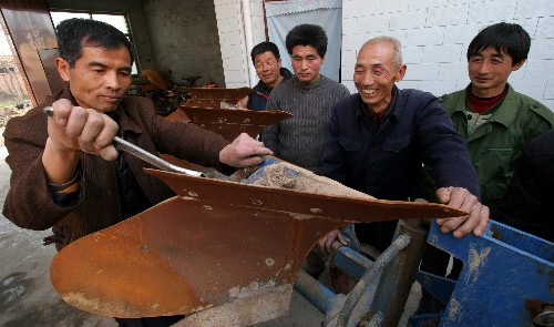 2月27日,陜西省咸陽(yáng)市秦都區(qū)農(nóng)機(jī)管理中心的一支農(nóng)機(jī)服務(wù)隊(duì)來到馬莊鎮(zhèn)押大村,幫助當(dāng)?shù)剞r(nóng)民檢修農(nóng)機(jī)具。 春節(jié)過后,秦都區(qū)農(nóng)機(jī)管理中心先后組織80多名技術(shù)人員走村串戶,對(duì)轄區(qū)內(nèi)30多個(gè)村的農(nóng)機(jī)具進(jìn)行檢修,為春耕生產(chǎn)做準(zhǔn)備。新華社發(fā)(何建虎 攝)