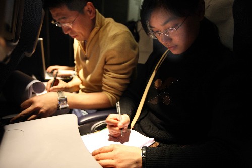 2月28日,中國大學(xué)生北極考察團(tuán)隊(duì)員在飛往挪威首都奧斯陸的班機(jī)上撰寫科考日記。參加“迎接北極第一縷曙光――中國大學(xué)生北極(斯瓦爾巴德)考察活動(dòng)”的10名大學(xué)生當(dāng)日抵達(dá)奧斯陸,他們將奔赴斯瓦爾巴德群島進(jìn)行為期半月的科學(xué)考察。這10名隊(duì)員是從全國報(bào)名的3000余名大學(xué)生中,通過多輪比賽層層選拔出的。 新華社記者 孫聞 攝
