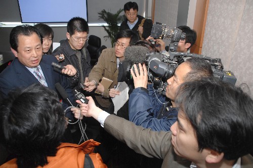 日本媒體記者在山東青島一家對日農(nóng)產(chǎn)品出口企業(yè)的監(jiān)控中心采訪(3月19日攝)。 從3月19日開始,來自日本共同社、時事社、朝日新聞、NHK等9家日本新聞媒體的21名記者對山東對日農(nóng)產(chǎn)品出口企業(yè)和監(jiān)管部門進(jìn)行采訪。山東省是我國對日農(nóng)產(chǎn)品出口重要省份,全省有對日農(nóng)產(chǎn)品出口企業(yè)900余家,2007年對日農(nóng)產(chǎn)品出口金額28.5億美元,占全國總量的34%。 新華社記者 徐速繪 攝