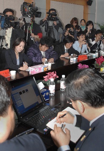 山東省檢驗檢疫局的工作人員在接受日本媒體記者采訪(3月19日攝)。 從3月19日開始,來自日本共同社、時事社、朝日新聞、NHK等9家日本新聞媒體的21名記者對山東對日農(nóng)產(chǎn)品出口企業(yè)和監(jiān)管部門進(jìn)行采訪。山東省是我國對日農(nóng)產(chǎn)品出口重要省份,全省有對日農(nóng)產(chǎn)品出口企業(yè)900余家,2007年對日農(nóng)產(chǎn)品出口金額28.5億美元,占全國總量的34%。 新華社記者 徐速繪 攝