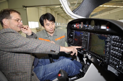 3月25日,DA40飛機(jī)設(shè)計(jì)師馬?。ㄗ螅┰谥笇?dǎo)技術(shù)人員檢查飛機(jī)電子設(shè)備。 地處山東沾化的濱奧飛機(jī)有限公司日前獲得歐洲航空安全局生產(chǎn)組織機(jī)構(gòu)批準(zhǔn)認(rèn)證證書,從而拿到了產(chǎn)品銷往世界各地的“通行證”。這家公司生產(chǎn)的鉆石DA40飛機(jī)順利通過歐洲航空安全局認(rèn)證,不但結(jié)束了山東省沒有飛機(jī)制造業(yè)的歷史,而且填補(bǔ)了我國通用航空2-4座固定翼飛行器制造的空白。目前濱奧公司已接到來自世界各地的飛機(jī)訂單200多架。 新華社記者朱崢攝