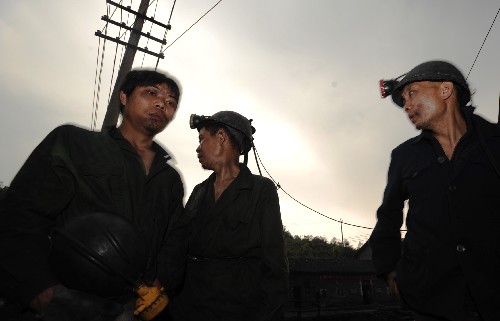 3月28日,三名搜救人員準(zhǔn)備走進(jìn)礦井搜救。 3月26日18時(shí)30分,湖南省郴州市永興縣張家洲煤礦發(fā)生煤與瓦斯突出事故,截至28日16時(shí)30分,死亡人數(shù)上升至12人,1人于28日凌晨獲救,另有1人失蹤。 新華社記者李尕?cái)z