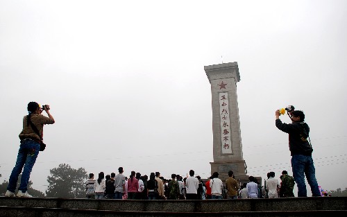 3月29日,大學(xué)生在革命烈士紀(jì)念碑前默哀。 當(dāng)日,廣西柳州市廣西工學(xué)院、柳州職業(yè)技術(shù)學(xué)院等高校的大學(xué)生來到柳州市烈士陵園公墓,祭掃烈士墓,緬懷革命先烈,接受愛國主義教育。 新華社發(fā)(黃孝邦 攝)