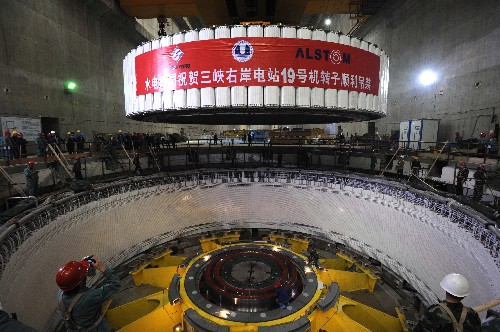 4月10日,建設(shè)者在吊裝三峽右岸電站19號水輪發(fā)電機組轉(zhuǎn)子。經(jīng)過建設(shè)者多年的艱苦奮戰(zhàn),三峽工程初步設(shè)計中的26臺70萬千瓦機組已有21臺機組并網(wǎng)發(fā)電,其中左岸電站14臺于2005年9月全部投運,右岸電站已有7臺投入發(fā)電。目前,右岸余下的5臺機組安裝均按計劃有序進行,將于2008年底全部投產(chǎn)。 新華社記者 杜華舉 攝