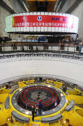 4月10日,建設(shè)者在吊裝三峽右岸電站19號水輪發(fā)電機組轉(zhuǎn)子。經(jīng)過建設(shè)者多年的艱苦奮戰(zhàn),三峽工程初步設(shè)計中的26臺70萬千瓦機組已有21臺機組并網(wǎng)發(fā)電,其中左岸電站14臺于2005年9月全部投運,右岸電站已有7臺投入發(fā)電。目前,右岸余下的5臺機組安裝均按計劃有序進行,將于2008年底全部投產(chǎn)。 新華社記者 杜華舉 攝