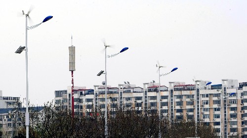 這是天津街頭風(fēng)能與太陽(yáng)能相結(jié)合的新型路燈(4月10日攝)。一種風(fēng)能與太陽(yáng)能相結(jié)合的新型路燈日前在天津市南開區(qū)梅苑路試運(yùn)行。白天路燈上安裝的風(fēng)能和太陽(yáng)能收集裝置將風(fēng)能和太陽(yáng)能轉(zhuǎn)化成電能,儲(chǔ)存到蓄電池里,夜間蓄電池給路燈供電。新華社發(fā)