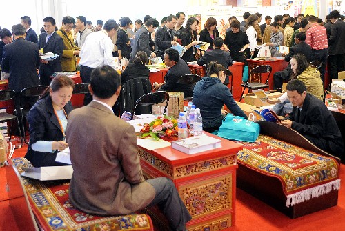 4月11日,客商在與西藏旅游部門(mén)的工作人員現(xiàn)場(chǎng)洽談業(yè)務(wù)。 當(dāng)日,在中國(guó)國(guó)內(nèi)旅游交易會(huì)上亮相的西藏自治區(qū)展區(qū),吸引了眾多國(guó)內(nèi)旅游者的目光。拉薩市和日喀則、山南、林芝、昌都、那曲等地區(qū)旅游局和西藏部分旅游企業(yè)在中國(guó)國(guó)內(nèi)旅游交易會(huì)上整體亮相,展示了西藏旅游和諧團(tuán)結(jié)文明的形象。 新華社記者 王頌 攝