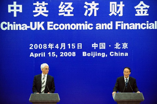 4月15日,首次中英經(jīng)濟財金對話在北京舉行。國務(wù)院總理溫家寶的特別代表、國務(wù)院副總理王岐山和英國首相布朗的特別代表、財政大臣達林共同主持對話,兩國經(jīng)濟、財政、金融、貿(mào)易、外交等部門負責(zé)人與會。這是對話后,王岐山與達林在北京人民大會堂共同會見記者。 新華社記者 李濤 攝