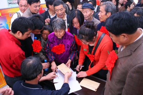 4月30日,勞模們正在領(lǐng)取慰問(wèn)金。當(dāng)日,由西安市總工會(huì)、民政局等單位舉辦的“愛(ài)心慰勞模”活動(dòng)啟動(dòng),來(lái)自各行業(yè)的100名生活困難的勞模每人得到500元慰問(wèn)金,60歲以上的勞??山邮苊赓M(fèi)體檢。新華社發(fā)